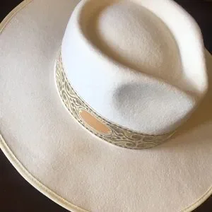 Olive & Pique Elegant Cream Hat with Patterned Band Olive & Pique | Accessories | Olive Pique Cream Hat With  main image 2
